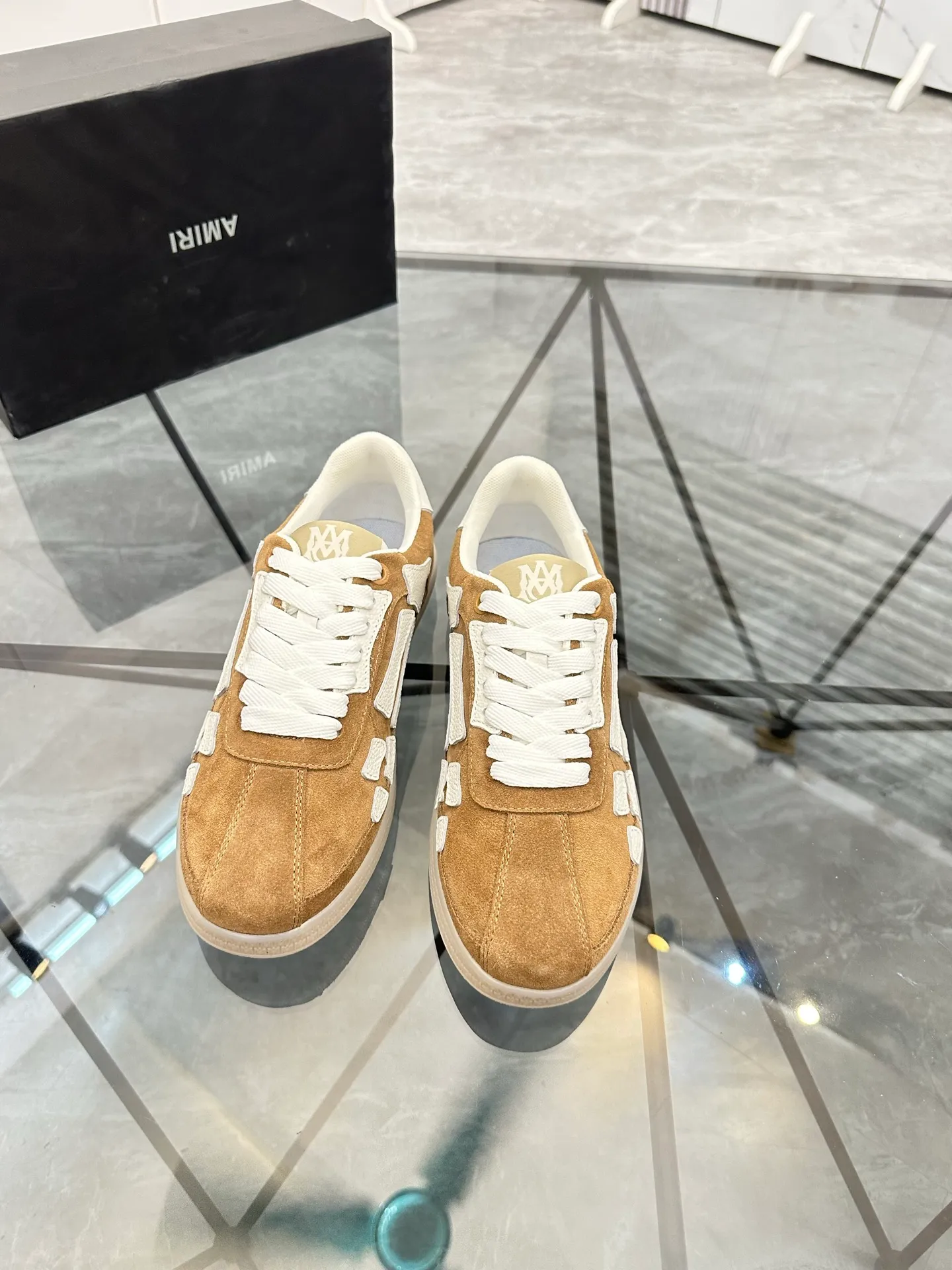 Men's shoes: 💰P420¥ Product trademark: AMIRI* "Amir*" low-top casual shoes Regular size: 38-45 (can be customized to 46) Product material: imported nubuck leather upper, breathable lining, original outsole. Number: 001